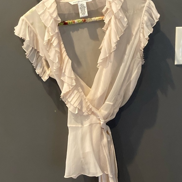 Diane Von Furstenberg size 6 chiffon collar and flutter sleeveless top 💯 silk - Picture 2 of 5